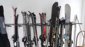 Snowboardisti môžu využiť samostatné uzamykateľné stojany na snowboardy.